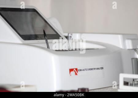Labor Semi Auto Chemistry Analyzer Pen. Indien Stockfoto