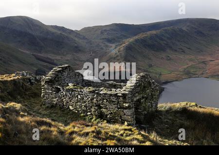 Ruined Building in der Nähe der Old Corpse Road mit Blick auf Haweswater, Lake District, Cumbria, Großbritannien, Stockfoto