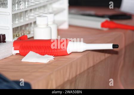 Die Nahaufnahme der Pipette ist Eine Art von Laborgebührengebühr, die häufig in der Chemie und Biologie verwendet wird. Indien Stockfoto