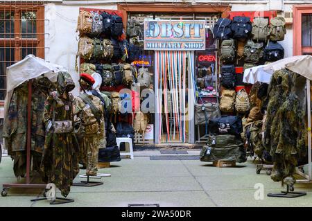 Armeeüberschussladen Budapest, Ungarn Stockfoto