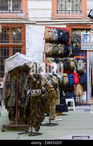 Armeeüberschussladen Budapest, Ungarn Stockfoto