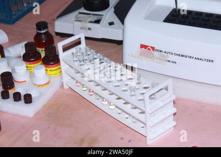 Laborgeräte in der Laboratoriumsklinik. Indien Stockfoto