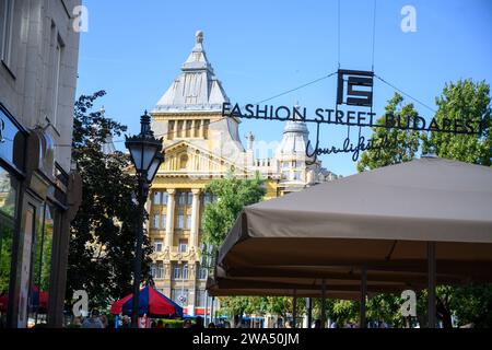 Fußgänger und Shopper auf dem Deak Ferenc-Platz, Bezirk V, Budapest, Ungarn Stockfoto