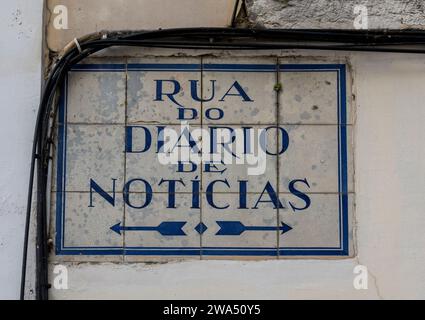 Rua do Diario de Noticias [Straße der Tageszeitung] verziertes und gemaltes Straßenschild, Lissabon, Portugal, Stockfoto