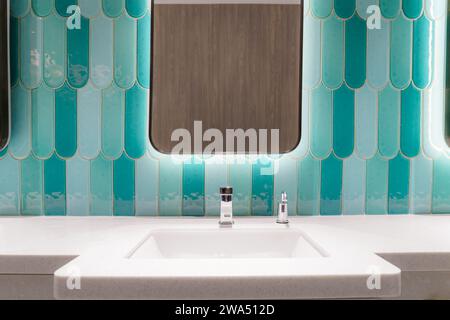 Moderne Raffinesse mit unserer kuratierten Kollektion an Armaturen und Waschbecken im Badezimmer. Genießen Sie die nahtlose Fusion aus schlankem Design und Funktionalität, Stockfoto