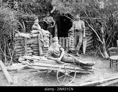 Vintage-Schwarzweiß-Foto von Soldaten des 1. Weltkriegs, die sich vor einem Militärgraben in Laventie, Pas-de-Calais, Frankreich, entspannen (1915). Stockfoto