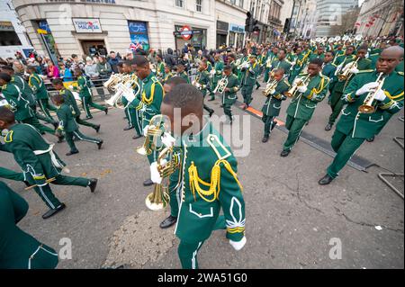 London, Großbritannien. Januar 2024. Die farbenfrohe LNYDP2024 findet in der Londoner Innenstadt von Piccadilly statt und endet in Whitehall, beobachtet von Tausenden von Zuschauern entlang der Strecke. Kredit: Malcolm Park/Alamy Stockfoto