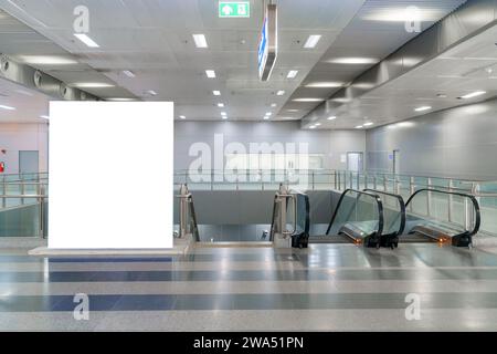 Eine leere Plakatwand in der U-Bahn-Station, eine Leinwand für Kreativität, wartet darauf, Pendler mit ihrer fesselnden Botschaft zu begeistern Stockfoto