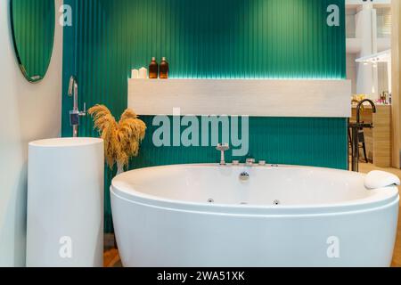 Ultimatives Entspannungserlebnis mit diesem atemberaubenden Badezimmer mit luxuriöser Badewanne. Der Inbegriff der Ruhe, dieser Raum strahlt einen Ser aus Stockfoto