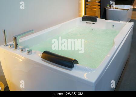 Ultimatives Entspannungserlebnis mit diesem atemberaubenden Badezimmer mit luxuriöser Badewanne. Der Inbegriff der Ruhe, dieser Raum strahlt einen Ser aus Stockfoto