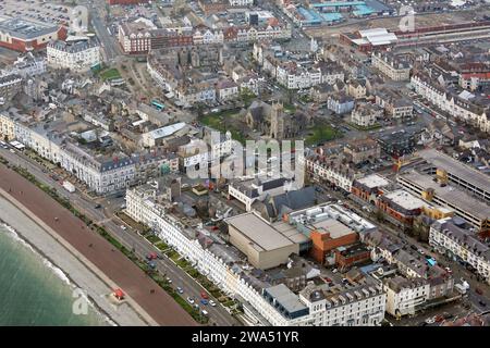 Blick aus der Vogelperspektive auf das Stadtzentrum von Llandudno. Die Küste ist unten links und diese Aufnahme blickt über St. George's Crescent in Richtung Trinity Square. Stockfoto