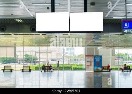 Weiße Reklametafeln in einer belebten Leinwand des Bahnhofsterminals warten auf Ihre Botschaft und bieten eine strategische Gelegenheit, eine vielfältige und engagierte Welt zu fesseln Stockfoto