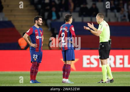 Barcelona, Spanien. Dezember 2023. Gundogan und Joao Felix streiten mit dem Schiedsrichter während des LaLiga EA Sports Matches zwischen dem FC Barcelona und UD Almeria Stockfoto