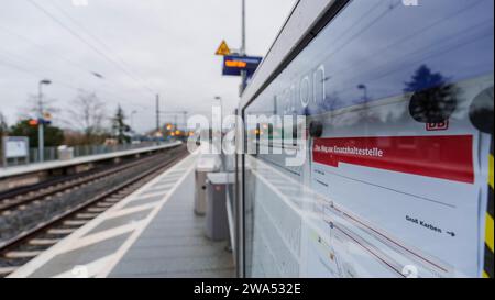 Bad Vilbel, Deutschland. Januar 2024. Ein Hinweis auf dem Bahnsteig informiert die Passagiere über die Route zur Ersatzhaltestelle. Vom 2. Januar bis zum 18. Februar werden keine Züge auf dieser Strecke verkehren, bevor der wieder aufgebaute Abschnitt zwischen Frankfurt West und Bad Vilbel endgültig eröffnet wird. Es wurde ein Ersatz-Bus-Service eingerichtet. Die Bahnstrecke wurde seit 2017 von zwei auf vier Gleise erweitert, von denen zwei dann nur noch von S-Bahn-Zügen genutzt werden. Damit soll ein Engpass im Schienennetz beseitigt werden. Darlegung: Andreas Arnold/dpa/Alamy Live News Stockfoto