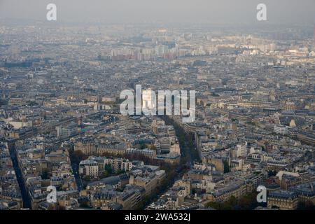 Tauchen Sie ein in das Herz von Paris mit diesem atemberaubenden Blick auf den Triumphbogen und die strahlenden Straßen. Stockfoto