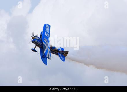 LITTLE GRANSDEN, CAMBRIDGESHIRE, ENGLAND - 28. AUGUST 2022: Pitts S-2 Special Biplane Stunt Aircraft im Flug. Stockfoto