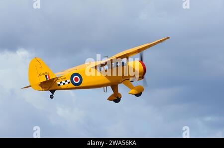 Stinson Reliant Aircraft 1942 in Royal navy gelb Farben fliegen . Stockfoto
