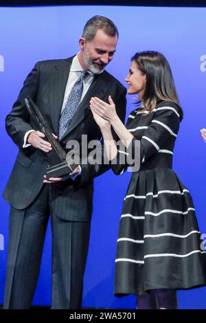 **AKTENFOTO** Königin Letizia behauptete einen Betrügerskandal an König Felipe von Spanien verbreitet Gerüchte über Trennung. MADRID, SPANIEN-20. Februar: König Felipe VI. Von Spanien und Königin Letizia von Spanien nehmen an der Übergabe des Weltfriedens- und Freiheitspreises an König Felipe VI. Von Spanien bei der Abschlusssitzung des Weltrechtskongresses WLC der World Juriist Association WJA am Königlichen Theater am 20. Februar Teil. 2019 in Madrid, Spanien. Copyright: XJimmyxOlsenx Stockfoto