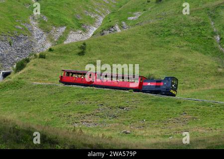 Diesellokomotive Nr. 9 mit zwei älteren offenen Wagen, Brienz Rothorn Railway, Brienz Rothorn, Schweiz, August 2022. Stockfoto