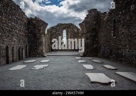 Glendaloughs alte Klosterstätte liegt eingebettet in Irlands Wicklow Mountains. Stockfoto