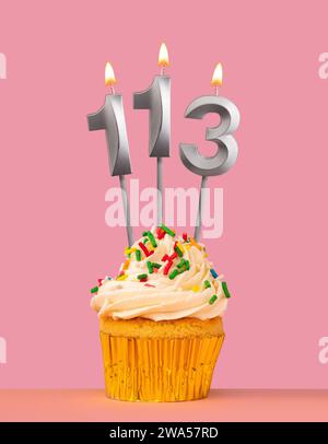 Geburtstagskarte mit Cupcake und Kerze Nummer 113 Stockfoto