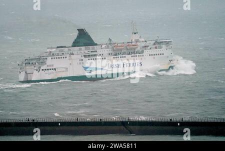 Die Irish Ferries Isle of Innisfree verlässt den Hafen von Dover in Kent, da sich die Wetterbedingungen verschlechtern. Das Met Office hat eine gelbe Wetterwarnung für Storm Henk herausgegeben, der voraussichtlich Böen von bis zu 80 km/h in Teile Großbritanniens bringen wird. Bilddatum: Dienstag, 2. Januar 2024. Stockfoto