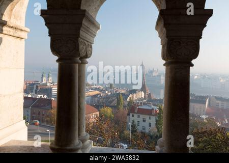 Ungarn, Budapest, Blick über Budapest und die Donau zum Parlamentsgebäude von der Fischerbastei. Stockfoto