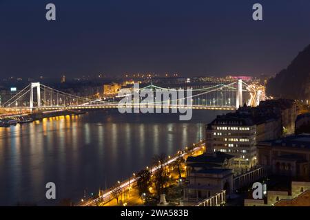 Ungarn, Budapest, Blick über die Donau in Richtung der Margareten- und Freiheitsbrücke bei Nacht von der Fischerbastei. Stockfoto