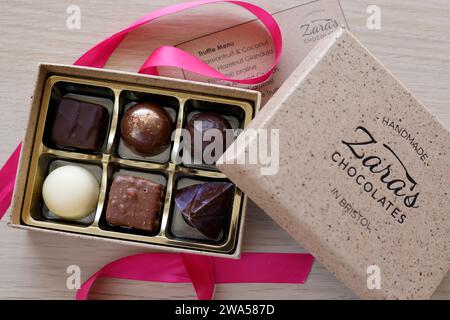 Eine Schachtel handgemachte Pralinen von Zara's Pralinen von Bristol. - 26. Mai 2023 Foto von Andrew Higgins/Thousand Word Media Ltd Stockfoto
