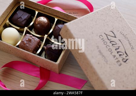 Eine Schachtel handgemachte Pralinen von Zara's Pralinen von Bristol. - 26. Mai 2023 Foto von Andrew Higgins/Thousand Word Media Ltd Stockfoto