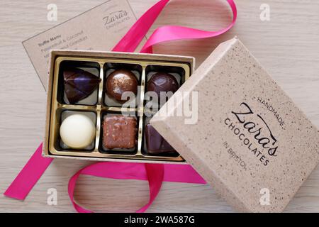 Eine Schachtel handgemachte Pralinen von Zara's Pralinen von Bristol. - 26. Mai 2023 Foto von Andrew Higgins/Thousand Word Media Ltd Stockfoto
