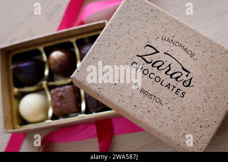 Eine Schachtel handgemachte Pralinen von Zara's Pralinen von Bristol. - 26. Mai 2023 Foto von Andrew Higgins/Thousand Word Media Ltd Stockfoto