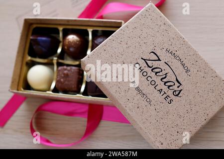 Eine Schachtel handgemachte Pralinen von Zara's Pralinen von Bristol. - 26. Mai 2023 Foto von Andrew Higgins/Thousand Word Media Ltd Stockfoto