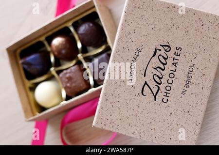Eine Schachtel handgemachte Pralinen von Zara's Pralinen von Bristol. - 26. Mai 2023 Foto von Andrew Higgins/Thousand Word Media Ltd Stockfoto