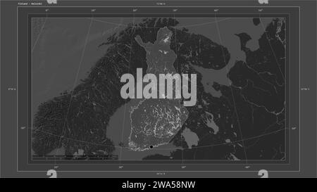 Finnland wird auf einer Bilevel-Höhenkarte mit Seen und Flüssen mit Landeshauptstadt, kartographischem Raster, Entfernungsskala und Karte b hervorgehoben Stockfoto