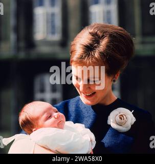 Akte – Kronprinzessin Margrethe mit ihrem Erstgeborenen Prinz Frederik in Kopenhagen, Dänemark, 7. Juni 1968. Denmarks Queen Margrethe gab in ihrer Neujahrsrede bekannt, dass sie am 14. Januar 2024 abdankt. Kronprinz Frederik wird ihren Platz einnehmen und König Frederik der 10. Von Dänemark werden. Stockfoto