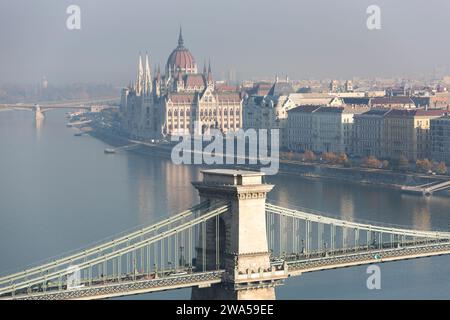 Ungarn, Budapest, Blick auf die Kettenbrücke und das Parlamentsgebäude über die Donau. Stockfoto