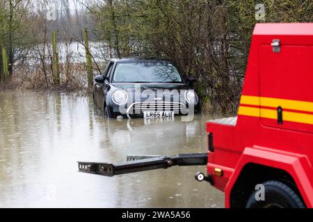 Allerton Bywater, Castleford, Großbritannien. Januar 2024. Ein Autobahnrückzug zieht ein Auto, das auf der überfluteten Straße durch Stürme und starken Regen in der Nähe von Leeds an der Newton Lane, Fairburn, Castleford, Großbritannien, 2. Januar 2024 (Foto: James Heaton/News Images) in Allerton Bywater, Castleford, Großbritannien am 1. Februar 2024 festgefahren ist. (Foto: James Heaton/News Images/SIPA USA) Credit: SIPA USA/Alamy Live News Stockfoto