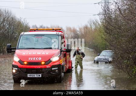 Allerton Bywater, Castleford, Großbritannien. Januar 2024. Ein Autobahnrückzug zieht ein Auto, das auf der überfluteten Straße durch Stürme und starken Regen in der Nähe von Leeds an der Newton Lane, Fairburn, Castleford, Großbritannien, 2. Januar 2024 (Foto: James Heaton/News Images) in Allerton Bywater, Castleford, Großbritannien am 1. Februar 2024 festgefahren ist. (Foto: James Heaton/News Images/SIPA USA) Credit: SIPA USA/Alamy Live News Stockfoto