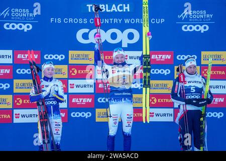 Toblach, Italien 20231230. Das Podium nach dem Frauenfinale in Sprint-freier Technik in Toblach. Von links Schwedin Jonna Sundling, Schwedin Linn Svahn und Kristine Stavås Skistad. Foto: Terje Pedersen / NTB Stockfoto