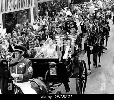 Akte - Prinzessin Margrethe und Prinz Henrik in der Kutsche durch die Straßen Kopenhagens nach ihrer Hochzeit in der Holmen-Kirche in Kopenhagen, Dänemark, 11. Juni 1967. Denmarks Queen Margrethe gab in ihrer Neujahrsrede bekannt, dass sie am 14. Januar 2024 abdankt. Kronprinz Frederik wird ihren Platz einnehmen und König Frederik der 10. Von Dänemark werden. Stockfoto