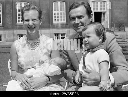 Prinzessin Margrethe und Prinz Henrik präsentieren ihren kleinen neugeborenen Prinzen Joachim, während der ältere Bruder Kronprinz Frederik auf Schloss Fredenborg, Dänemark, 1969 zusieht. Denmarks Queen Margrethe gab in ihrer Neujahrsrede bekannt, dass sie am 14. Januar 2024 abdankt. Kronprinz Frederik wird ihren Platz einnehmen und König Frederik der 10. Von Dänemark werden. Stockfoto