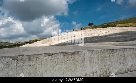 Gibellina 2023. Teilbetrachtung, von innen, auf das Cretto, oder Gauner, von Burri. Das Gebäude wurde nach dem Erdbeben von 1968 errichtet. August 2023 Sizilien, Italien Stockfoto