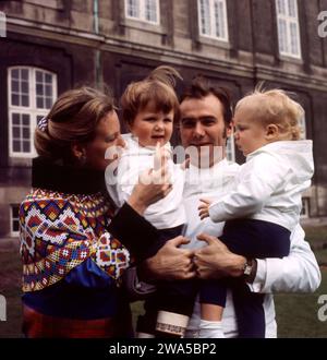 Datei - Prinzessin Margrethe, Prinz Frederik, Prinz Henrik und Prinz Joachim in grönländischen Nationalkostümen, in Kopenhagen, Dänemark, Dezember 1970. Denmarks Queen Margrethe gab in ihrer Neujahrsrede bekannt, dass sie am 14. Januar 2024 abdankt. Kronprinz Frederik wird ihren Platz einnehmen und König Frederik der 10. Von Dänemark werden. Stockfoto