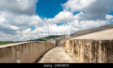 Gibellina 2023. Teilbetrachtung, von innen, auf das Cretto, oder Gauner, von Burri. Das Gebäude wurde nach dem Erdbeben von 1968 errichtet. August 2023 Sizilien, Italien Stockfoto