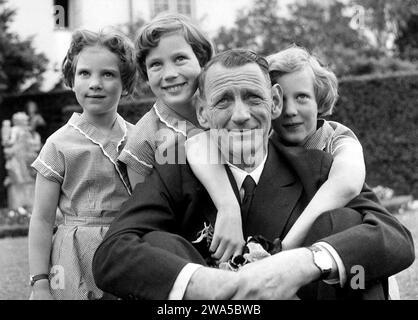 Akte - König Friedrich IX. Mit seinen drei Töchtern, von links Prinzessin Anne-Marie, Prinzessin Benedikte und Prinzessin Margrethe, 1949. Denmarks Queen Margrethe gab in ihrer Neujahrsrede bekannt, dass sie am 14. Januar 2024 abdankt. Kronprinz Frederik wird ihren Platz einnehmen und König Frederik der 10. Von Dänemark werden. Stockfoto