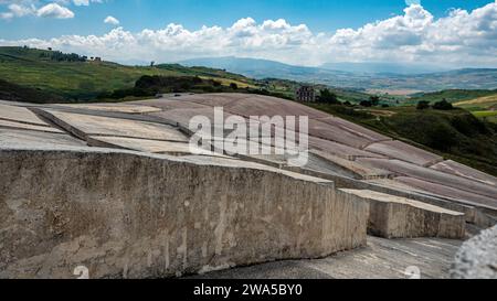 Gibellina 2023. Teilbetrachtung, von innen, auf das Cretto, oder Gauner, von Burri. Das Gebäude wurde nach dem Erdbeben von 1968 errichtet. August 2023 Sizilien, Italien Stockfoto