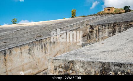 Gibellina 2023. Teilbetrachtung, von innen, auf das Cretto, oder Gauner, von Burri. Das Gebäude wurde nach dem Erdbeben von 1968 errichtet. August 2023 Sizilien, Italien Stockfoto