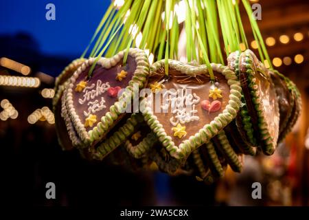 Lebkuchen mit dem Schrift Frohes fest im Weihnachtsmarkt am Alexanderplatz in Berlin am 23. Dezember 2023. Weihnachstmärkte in Berlin *** Lebkuchen mit den Worten Frohe Weihnachten auf dem Weihnachtsmarkt am Alexanderplatz in Berlin am 23. Dezember 2023 Weihnachtsmärkte in Berlin Stockfoto