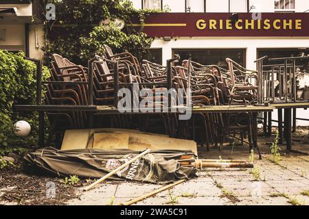 Gastro-Krise: Gestapelte Stühle vor einem geschlossenen Restaurant in Timmendorfer Strand, Schleswig-Holstein, Deutschland *** Gastro-Krise Stühle vor einem geschlossenen Restaurant in Timmendorfer Strand, Schleswig-Holstein, Deutschland Stockfoto